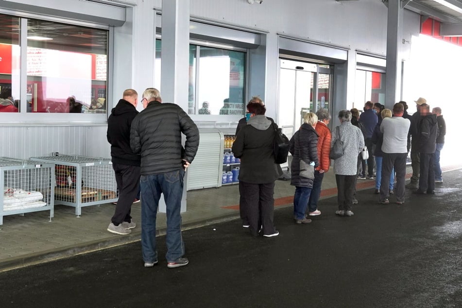 Am Grenzübergang Reitzenhain bildeten sich auf tschechischer Seite eine lange Schlange an der Tankstelle.