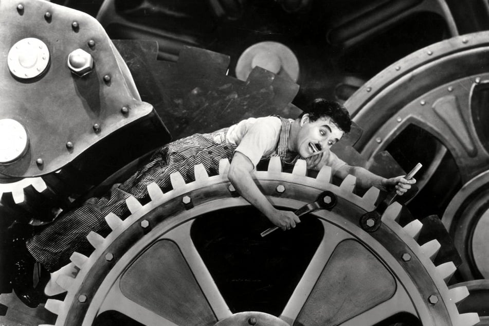 Fließbandarbeiter Charlie Chaplin dreht bald ab: "Modern Times" (1936).