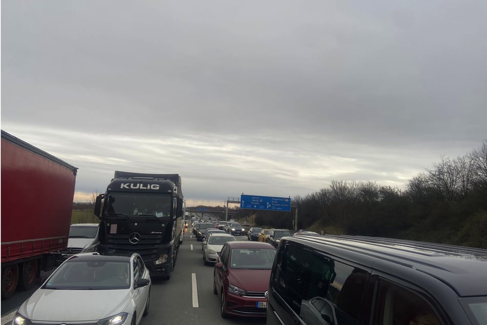 Der Unfall auf der A4 bei Dresden hat für kilometerlangen Stau gesorgt.