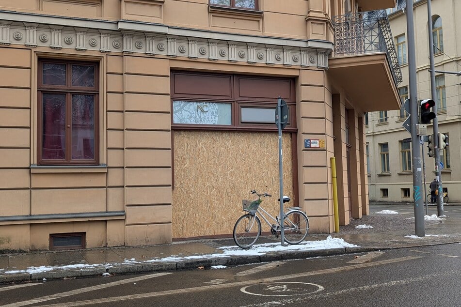 Das Nagelstudio Nailcare an der Ecke Pfaffendorfer Straße und Uferstraße. Eine Spanplatte als Abdeckung erinnert noch immer an den dramatischen Unfall, der sich Ende Januar an der Stelle ereignete.