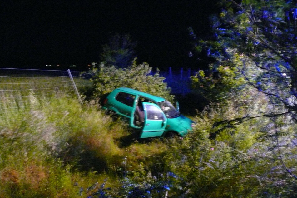 Nach einem Ausweichmanöver landete der Wagen im Straßengraben.