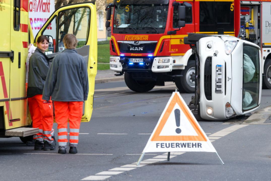 Mitsubishi bleibt nach Unfall auf der Seite liegen, Polizei ermittelt