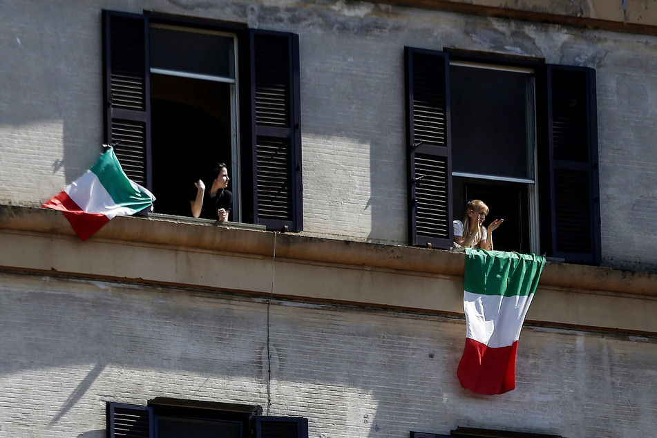 Menschen in Rom singen am Tag der Befreiung Italiens von ihren Wohnungen aus "Bella Ciao", die Hymne des kommunistischen Widerstands in Italien.