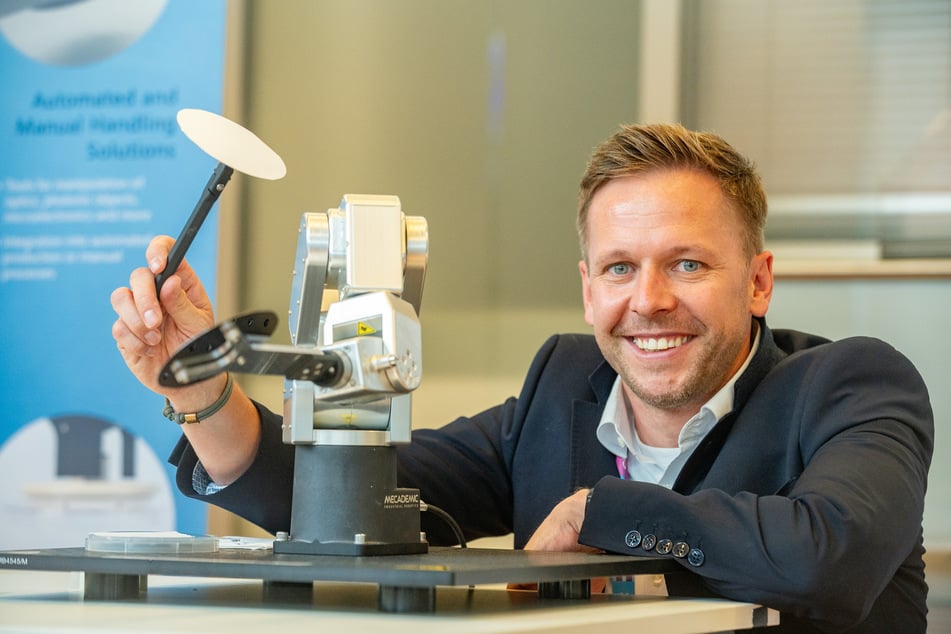 Ingo Haberzettl (39) von Schunk SE aus Lauffen (Baden-Württemberg) präsentiert eine Mikrostrukturierung, die Wafer energielos transportieren kann.