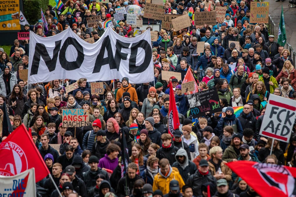 Der Protestzug gegen die AfD zog am Samstagvormittag durch Ulm an der Donau.