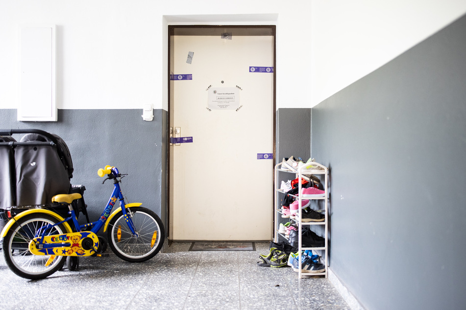 Die Polizei hat die Wohnungstür versiegelt. Dahinter wurden die fünf Kinder tot in ihren Betten gefunden.