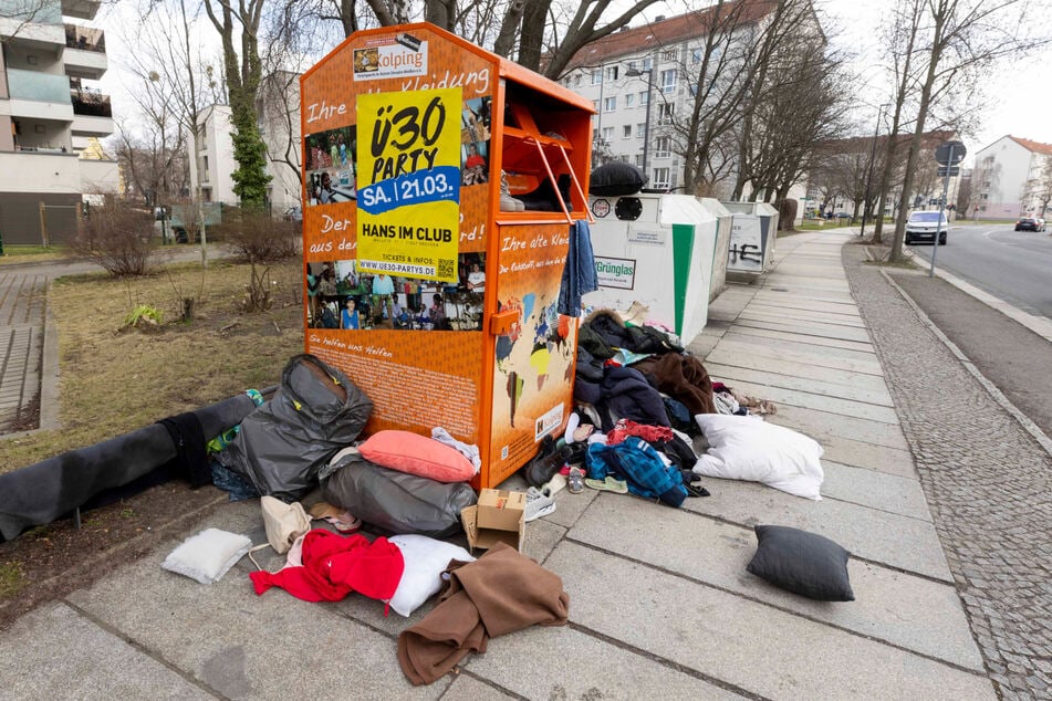 Ein Montag im März: Völlig überfüllt präsentiert sich der Altkleider-Container nach dem Wochenende an der Josephinenstraße.