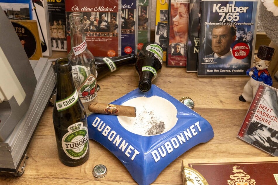 Aschenbecher, Zigarre und dänisches Bier - mit diesem Zubehör schmiedete die Olsenbande in 14 Filmen große Pläne.