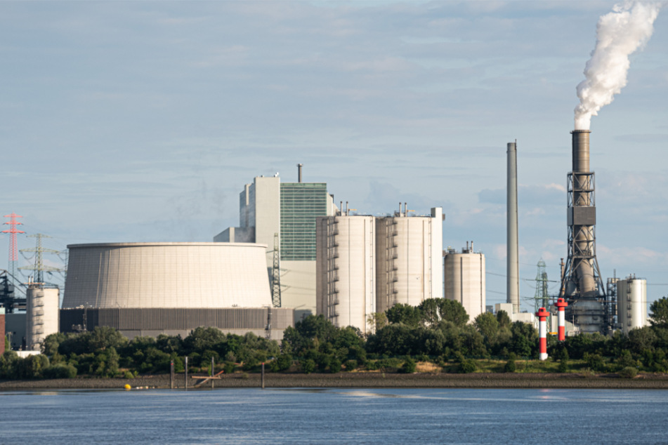 Vom Hamburger Hafen ist das Kohlekraftwerk Moorburg gut zu sehen. (Archivbild)