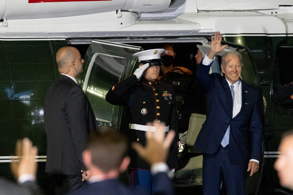 Joe Biden (79, r.), Präsident der USA, winkt nach seiner Ankunft am Flughafen München vor dem Hubschrauber Marine One zum Weiterflug nach Elmau.
