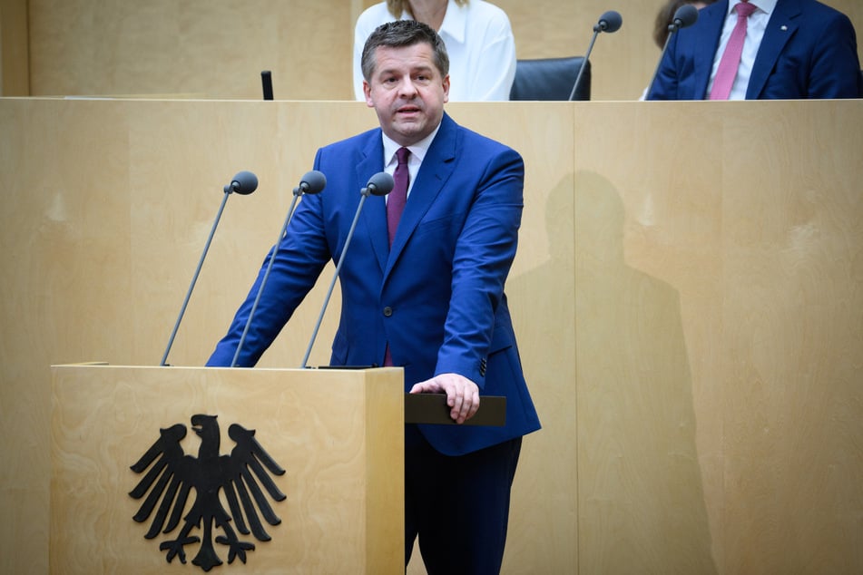 Sachsen-Anhalts Ministerpräsident Sven Schulze (46, CDU) spricht bei der Sondersitzung des Bundesrates.