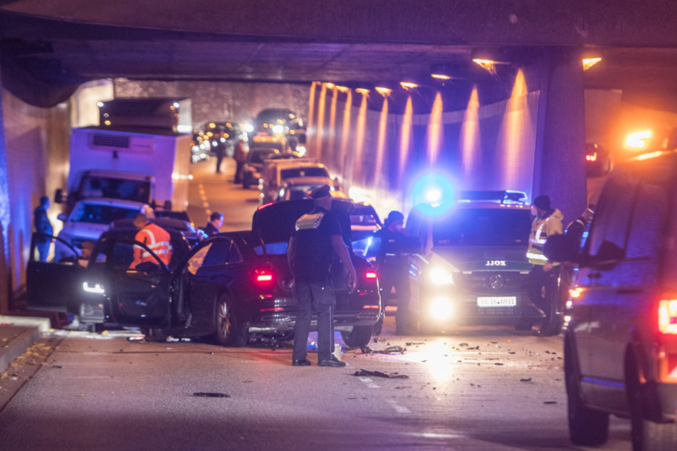 Der Fahrer krachte in den Gegenverkehr.