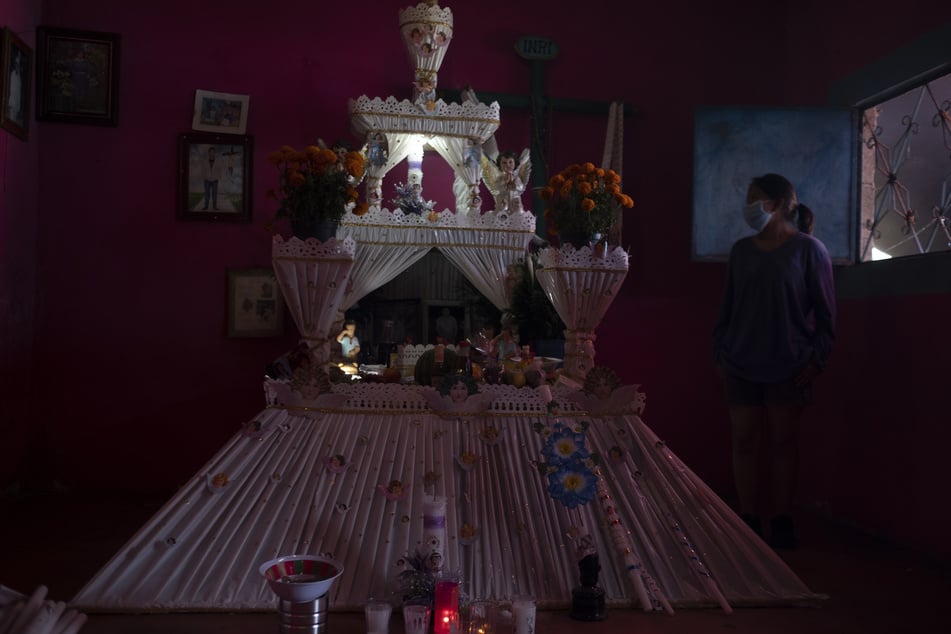 Während des Festes zum Tag der Toten in Huaquechula, einer der Gemeinden, die sich dadurch auszeichnen, dass sie Jahr für Jahr Monumentalopfer aufstellen, die als Altar für die im vergangenen Jahr verstorbenen Einwohner der Stadt dienen.