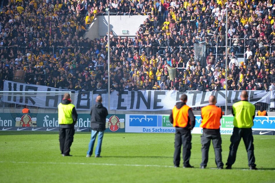 Nach dem Absturz in die 3. Liga entrollten die Fans das Banner mit der skandalösen Drohung an die damaligen Spieler.