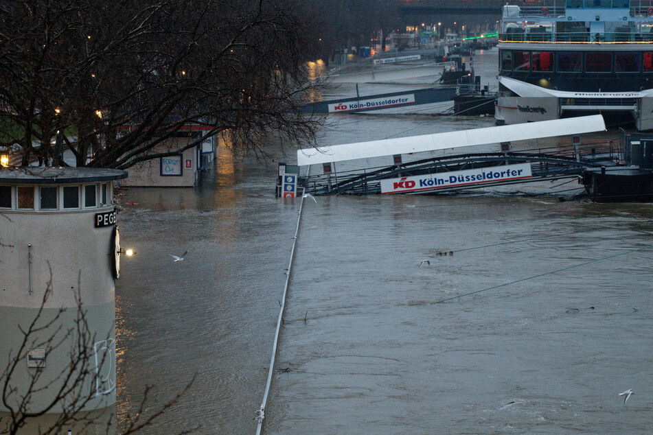 Am Dienstag könnte auf dem Rhein möglicherweise wieder eingeschränkt die Schifffahrt stattfinden. Am Montagmorgen lag der Pegelstand bei 8,66 Metern.