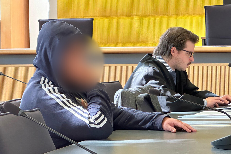 Der 29-Jährige wird von Rechtsanwalt Marius Hoser (r.) verteidigt.