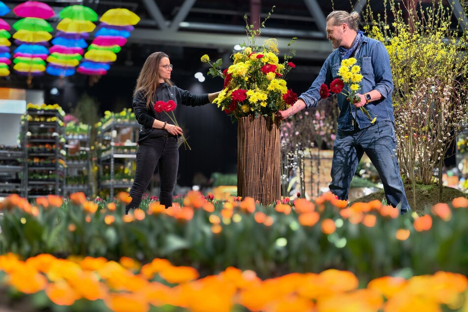 Susann Leichsenring (41, l.) und David Gehrisch (48) bestücken eine Blumensäule.