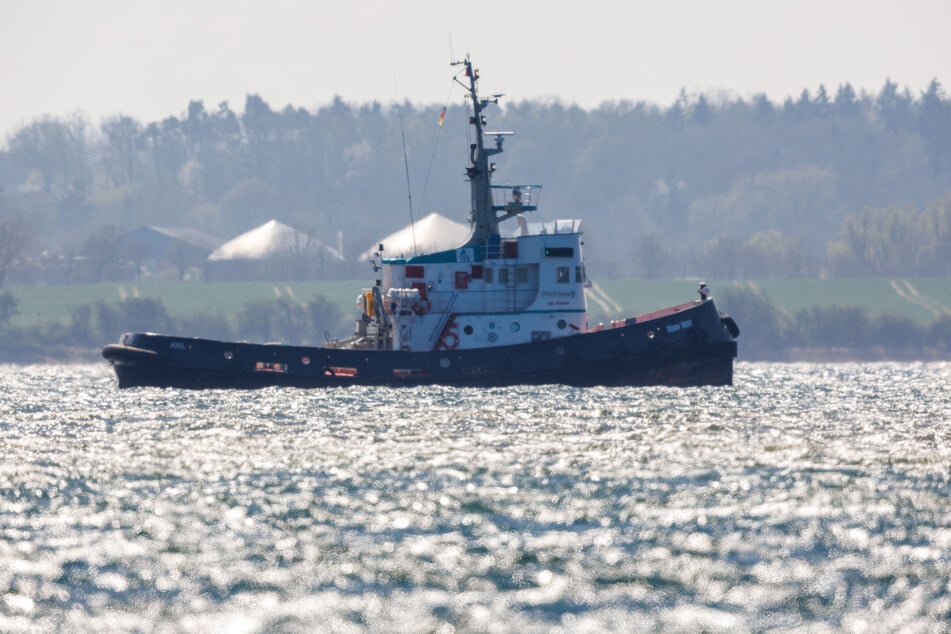 Unter anderem ist der Schlepper "Robin Hood" vor Ort im Einsatz.