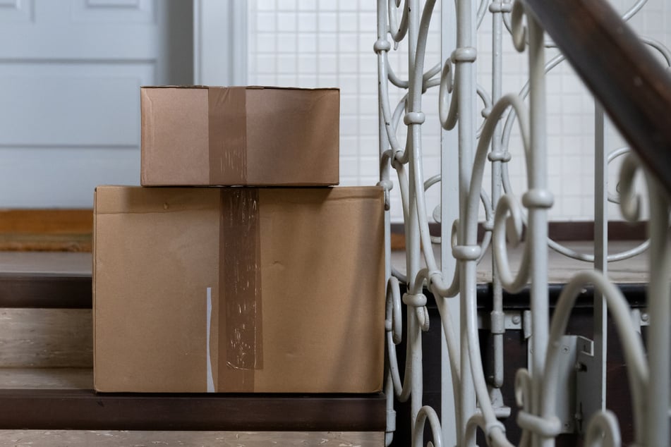 Bei der Abstellgenehmigung bringen die Zusteller das Paket nur bis zu einem vorher vereinbarten Ort. Danach haftet der Kunde. (Symbolbild)