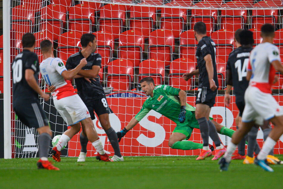 Den Schuss von Slavias Alexander Bah (23, 1. v. r.) konnte kein Spieler des 1. FC Union Berlin aufhalten - der 0:1-Rückstand.