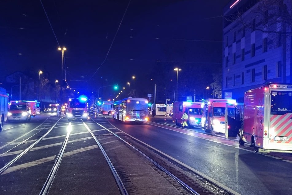 Die Feuerwehr ist mit einem Großaufgebot vor Ort.