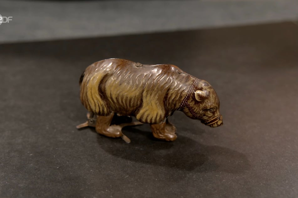 Der tanzende Braunbär wurde von der kleinen Manufaktur Hammerer &amp; Kühlwein aus Nürnberg hergestellt.