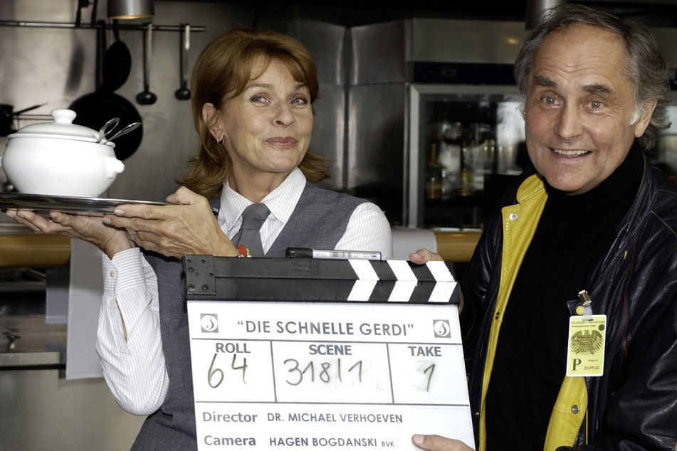 Senta Berger und Michael Verhoeven bei den Dreharbeiten für die Fernsehserie "Die schnelle Gerdi und die Hauptstadt" im Jahr 2002. (Archiv)