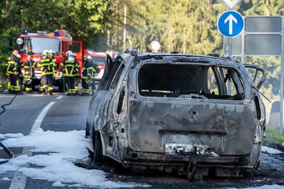 Auf der Klingenthaler Straße brannte am Dienstag ein Renault völlig aus. Das Auto fing während der Fahrt plötzlich Feuer.