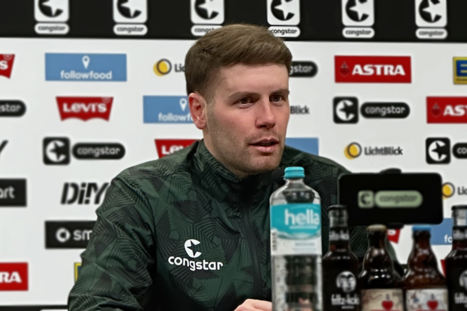 Hier wird er zukünftig nicht mehr sitzen: Fabian Hürzeler (31) führte den FC St. Pauli als Trainer in die Bundesliga, hat seinen künftigen Arbeitsplatz aber bei Brighton &amp; Hove Albion gefunden.