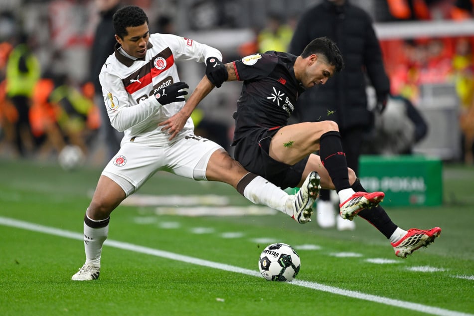 Der FC St. Pauli langte ordentlich zu. Joel Chima Fujita (l) sah für seinen rüden Tritt gegen Exequiel Palacios die gelbe Karte.