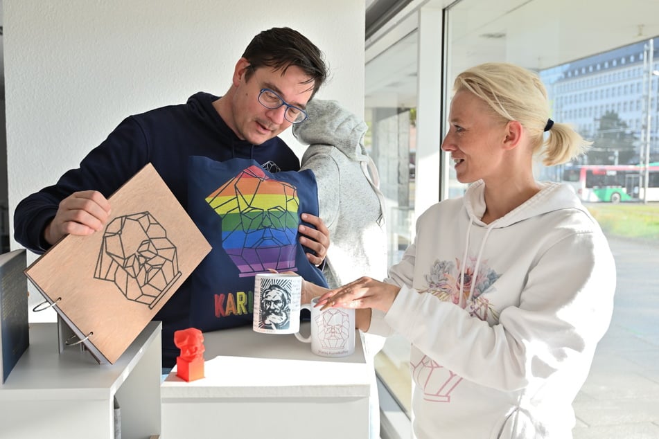 Tassen, Figuren, Hoodies: Auch Hendrik Rottluff (50) und Denise Kendzia (40) von "Karls Kunsthaus" haben sich einiges zum Jubeltag einfallen lassen.