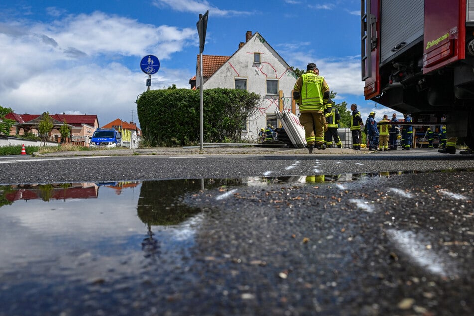 In der Kurve verlor der Opel-Fahrer die Kontrolle und raste ins Eckhaus.