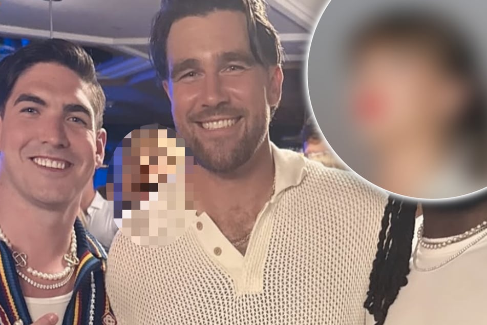 Sie streckt frech die Zunge raus: Superstar stiehlt mit Photobombing allen die Show