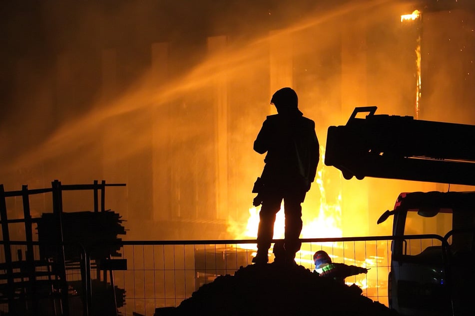 Brand in Zimmerei: Dutzende Feuerwehrleute im Einsatz, hoher Schaden!