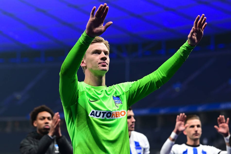 Die Hertha-Kicker, allen voran Keeper Oliver Christensen (23, 2.v.l.), bedanken sich bei ihren treuen Anhängern in der Ostkurve. Im übrigen Teil des Stadions herrschte größtenteils gähnende Leere.