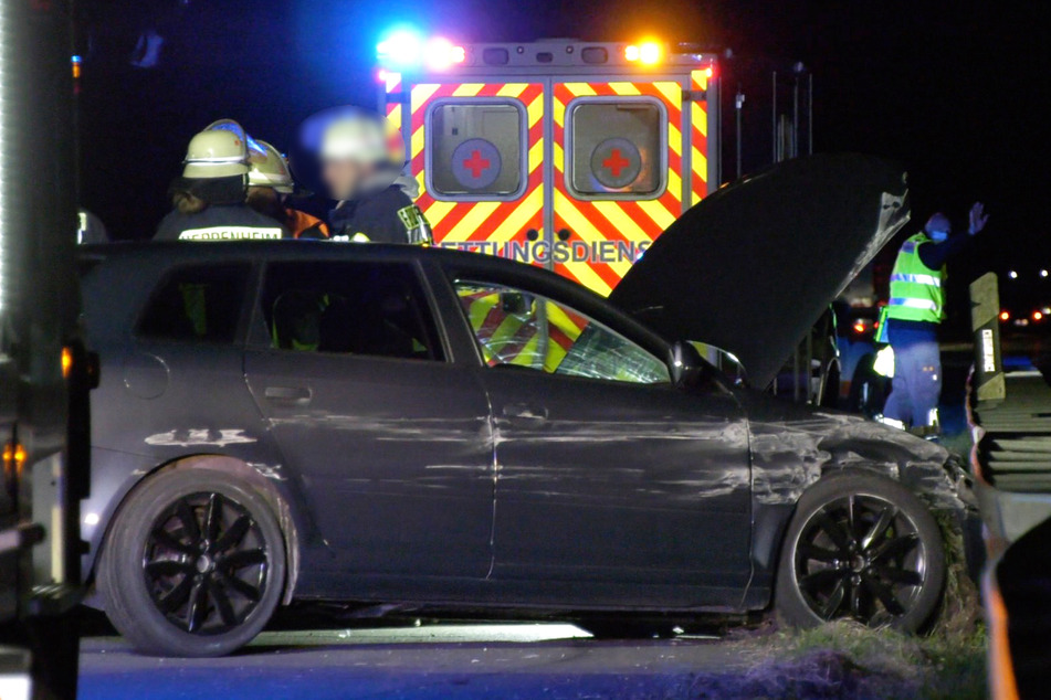 Audi kracht in Leitplanke: Fahrer schwer verletzt und bewusstlos aus Auto geborgen