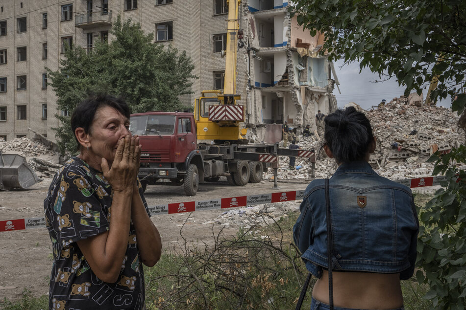 Eine Frau weint am Ort des Einschlags einer russischen Rakete in Tschassiw Jar. Mehrere Menschen wurden bei dem Anschlag verletzt und getötet. Selenskyj (44) warf den russischen Streitkräften vor, Zivilisten "absolut vorsätzlich" zu töten und versprach, die Täter würden vor Gericht gebracht.