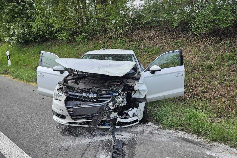 Bei einem Unfall auf einer Bundesstraße in Bergheim sind vier Personen, darunter ein Kind, leicht verletzt worden.