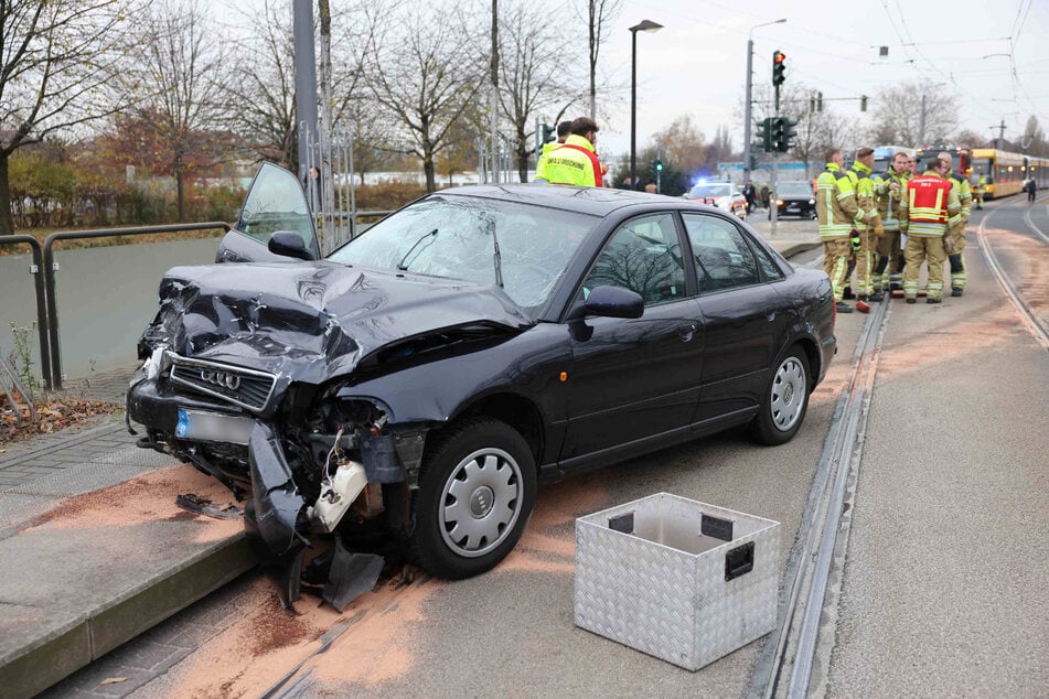 Der Audi wurde in den Haltestellenbereich geschleudert.