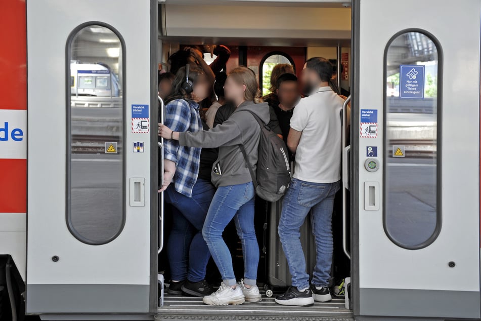 Im März 2025 war der RE 6 so voll, dass die Fahrgäste kaum in den Zug passten. Auch die neuen Batteriezüge bieten zu wenig Sitzplätze für den Passagier-Ansturm - die Auslastung liegt bei 140 Prozent.