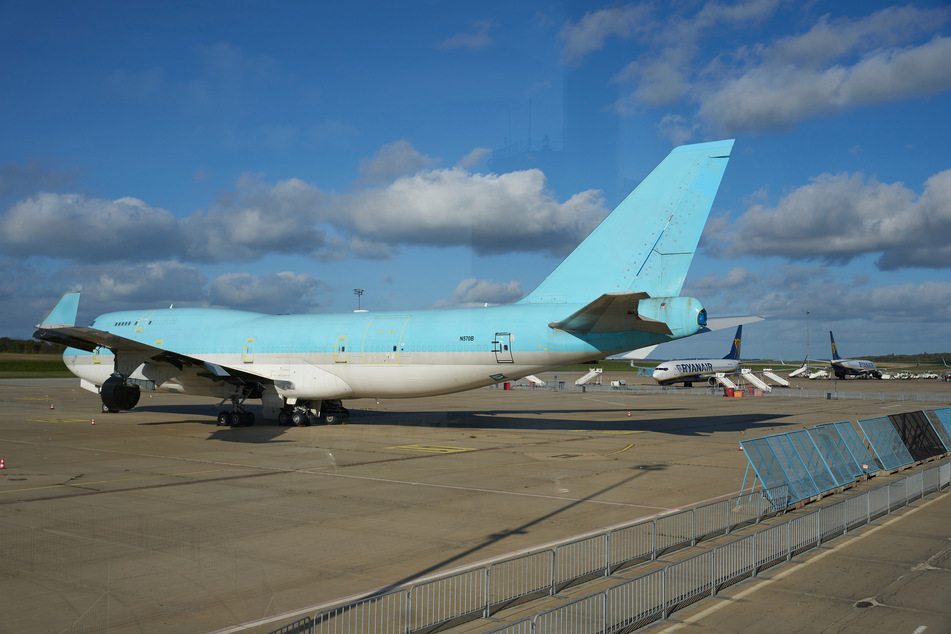 Seit gut einem halben Jahr steht die Boeing 747 mittlerweile geparkt auf dem Rollfeld des Flughafen Frankfurt-Hahn.