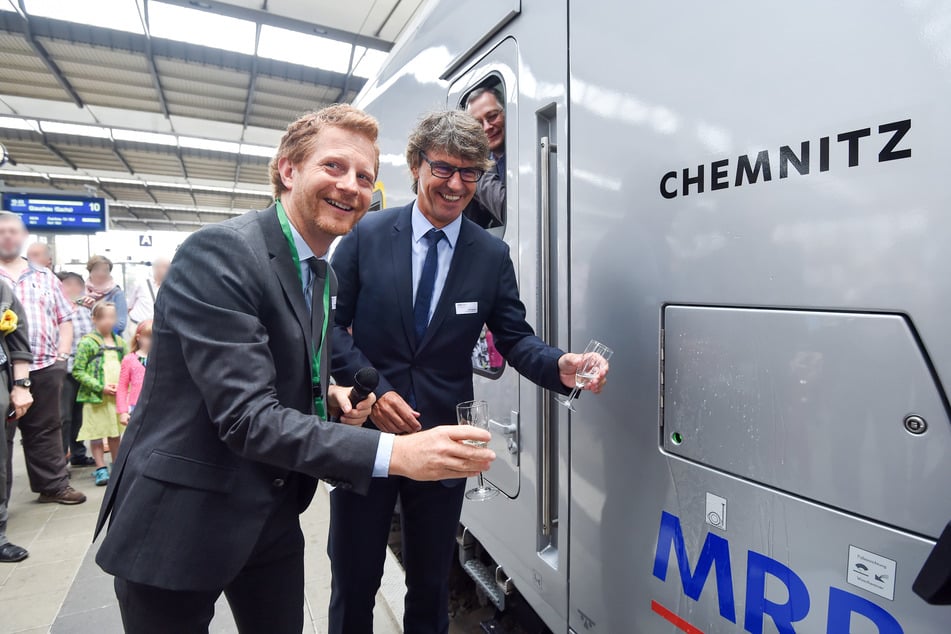 Zugtaufe am 12. Juni 2016 in Chemnitz: Ex-Baubürgermeister Michael Stötzer (heute 54, l.) und Transdev-Chef Dirk Bartels weihten die neuen Fahrzeuge ein.