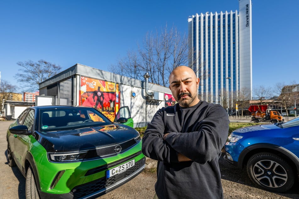 Mit drei Autos liefert Amir Einali (32) seine "Superhelden-Burger" aus. Für ihn sind die Spritpreise "eine Katastrophe".