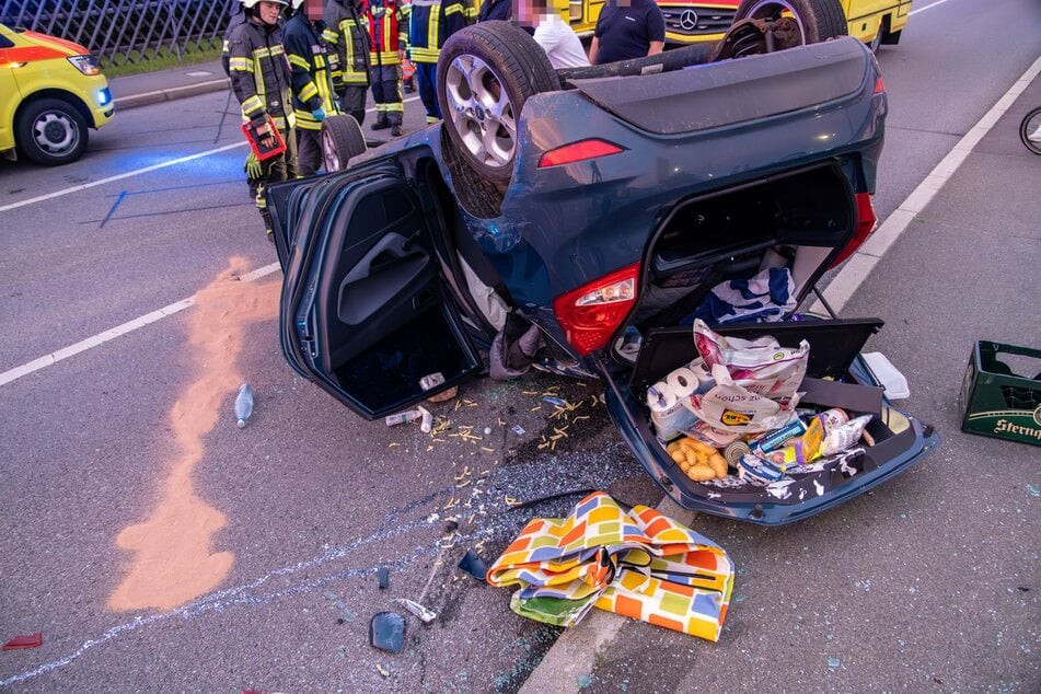 Unfall im Erzgebirge: Ford überschlägt sich und landet auf dem Dach