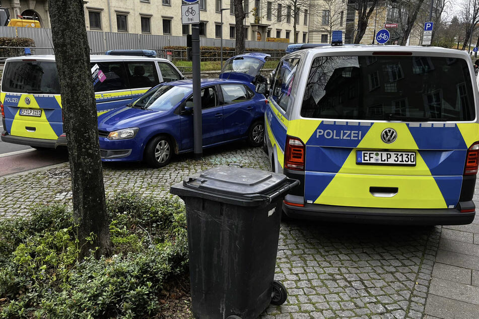Polo-Fahrerin flüchtet vor Polizei: Streifenwagen mehrfach gerammt, Beamtin verletzt!