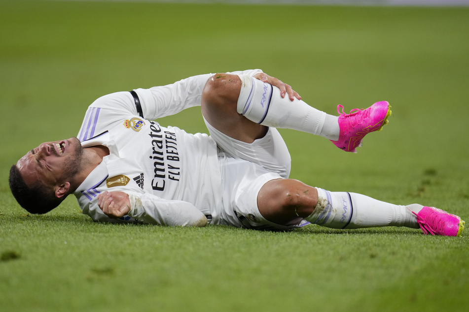 Ein Symbolbild seiner Zeit in Madrid: Eden Hazard (32) liegt verletzt auf dem Boden und kann seinem Team nicht helfen.