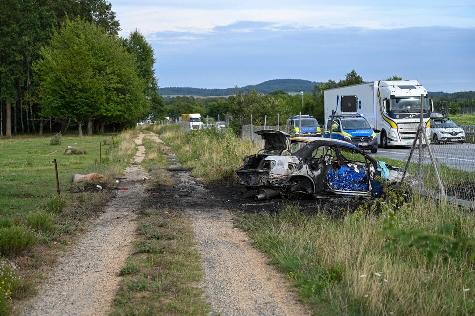 Das Auto wurde neben der A4 zum Feuerball.