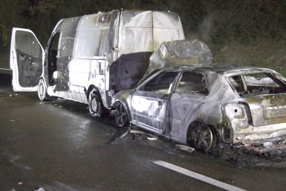 Unfall A66: Sechs Autos beteiligt, zwei Wagen brennen, Verursacher flieht: Mega-Crash auf der A66