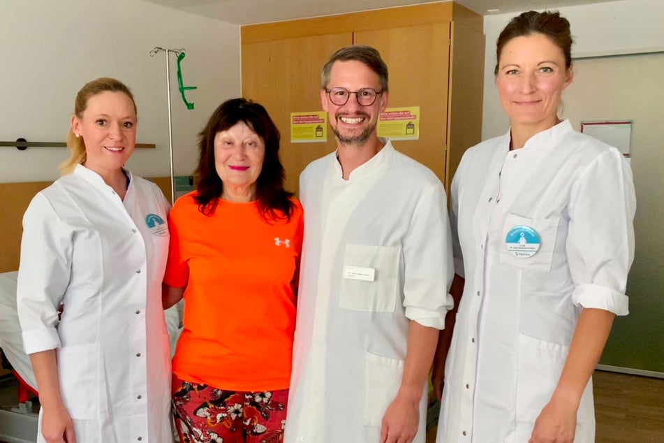 Marlies Reinhardt (70, 2.v.l.) hat die OP gut überstanden und ist Oberärztin Melanie Rauch (l.), Dr. med. Holger Fuchs sowie Dr. med. Stephanie Schibur (r.) unglaublich dankbar.