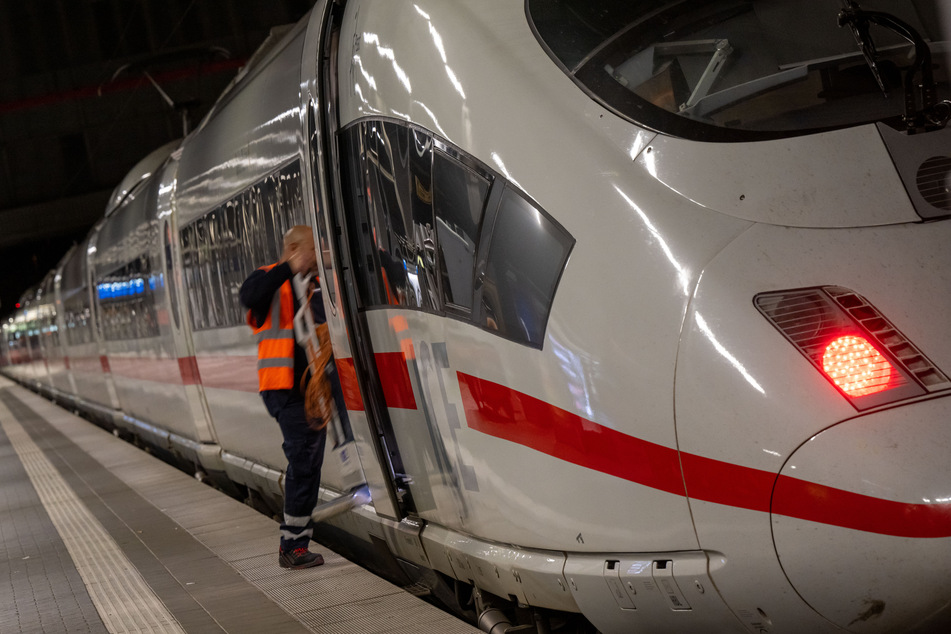 Zwischen Leipzig und Halle musste am Sonntag ein ICE seine Fahrt aufgrund einer technischen Störung unterbrechen.